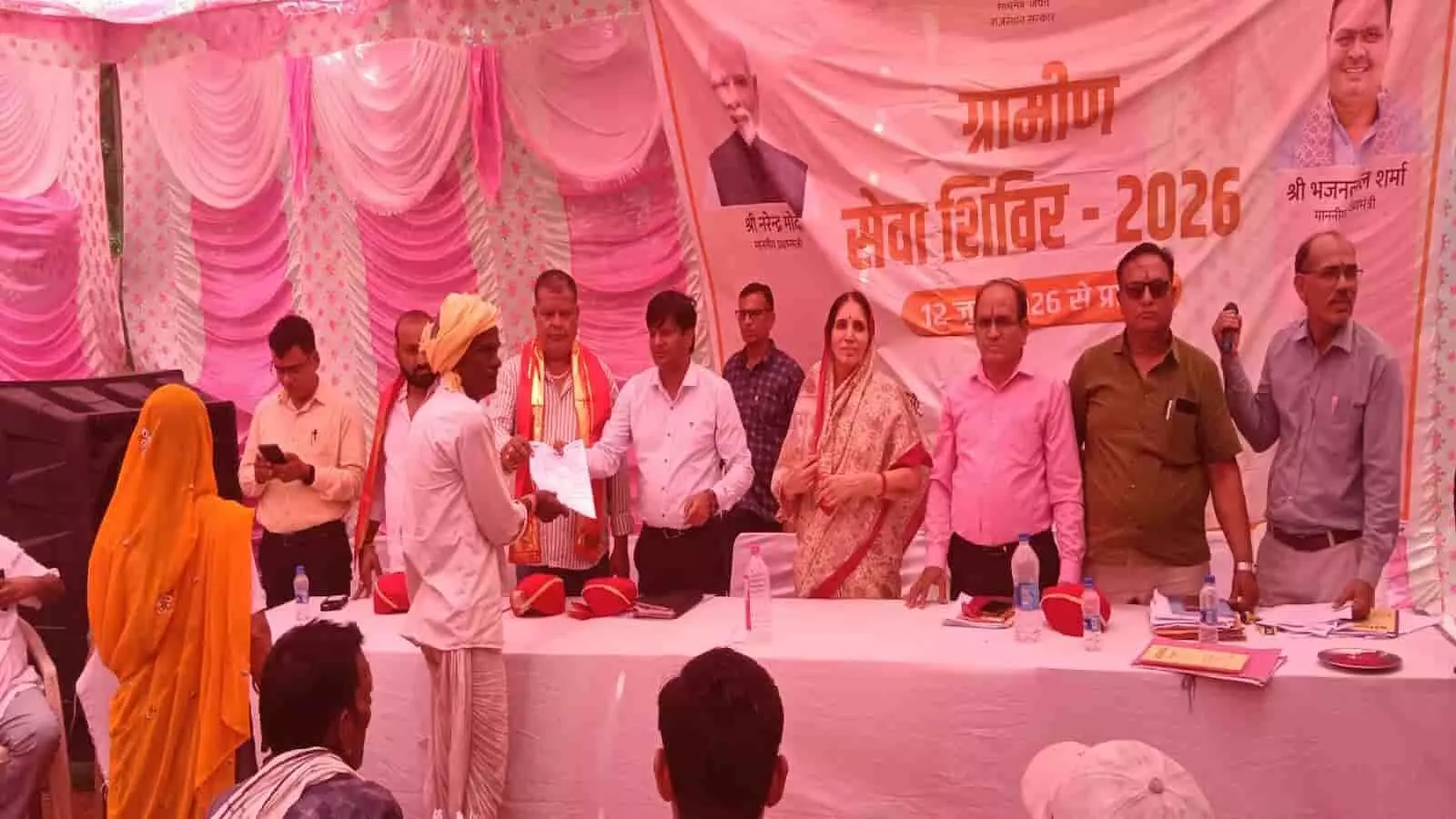 अधिकारी मावली के ग्रामीण सेवा शिविर में लाभार्थियों को सरकारी दस्तावेज प्रदान कर रहे हैं। अधिकारी मावली के ग्रामीण सेवा शिविर में लाभार्थियों को सरकारी दस्तावेज प्रदान कर रहे हैं।
