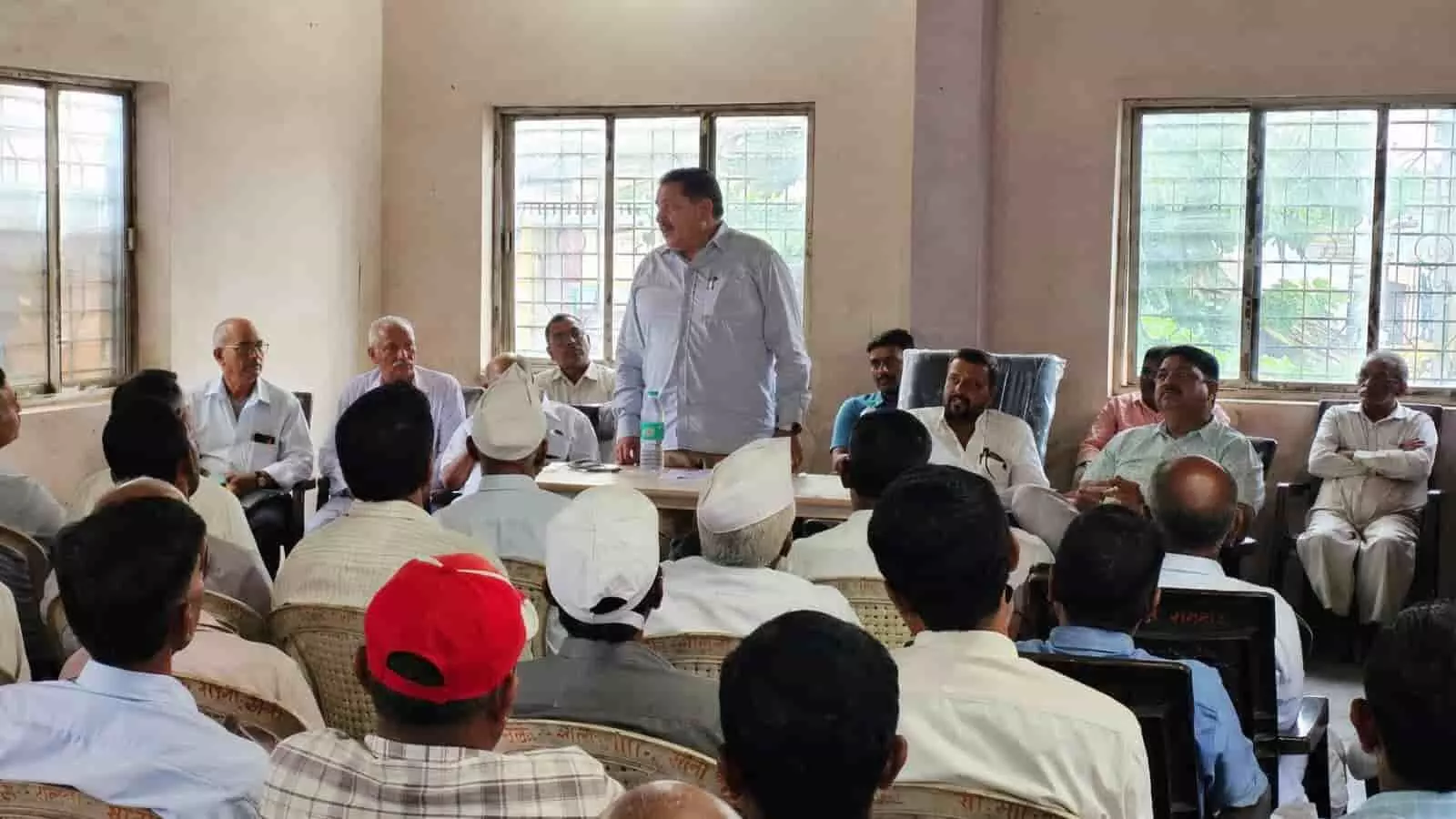 बोरवडे में आयोजित बैठक में पूर्व सांसद संजय मंडलिक किसानों को संबोधित कर रहे हैं। बोरवडे में आयोजित बैठक में पूर्व सांसद संजय मंडलिक किसानों को संबोधित कर रहे हैं।