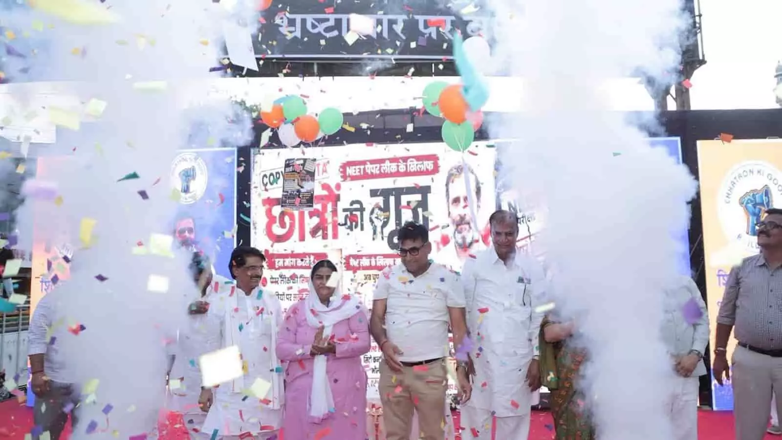 भीलवाड़ा के अंबेडकर सर्कल पर आयोजित कार्यक्रम में एकत्रित छात्र और स्थानीय नागरिक। भीलवाड़ा के अंबेडकर सर्कल पर आयोजित कार्यक्रम में एकत्रित छात्र और स्थानीय नागरिक।