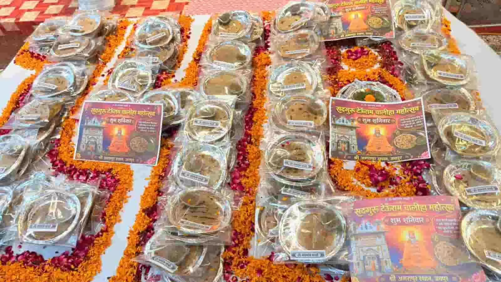 श्री अमरापुर स्थान जयपुर में मेज पर फूलों से सजी ढोढा चटनी महाप्रसादी की झांकी। श्री अमरापुर स्थान जयपुर में मेज पर फूलों से सजी ढोढा चटनी महाप्रसादी की झांकी।