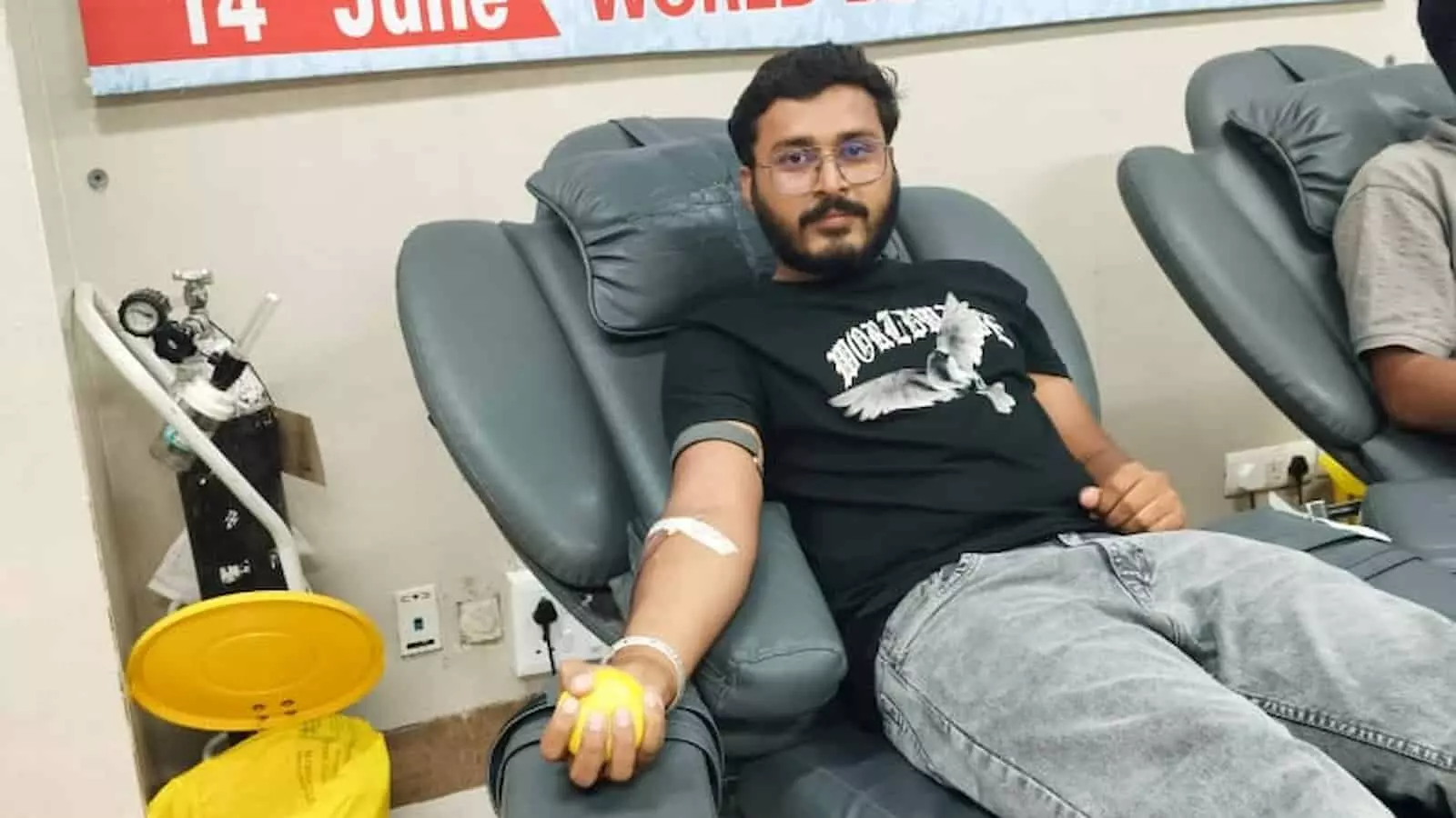 तस्वीर में चिकित्सा कुर्सी पर लेटे हरीश कुमार एम्स जोधपुर में रक्तदान करते हुए दिख रहे हैं। तस्वीर में चिकित्सा कुर्सी पर लेटे हरीश कुमार एम्स जोधपुर में रक्तदान करते हुए दिख रहे हैं।