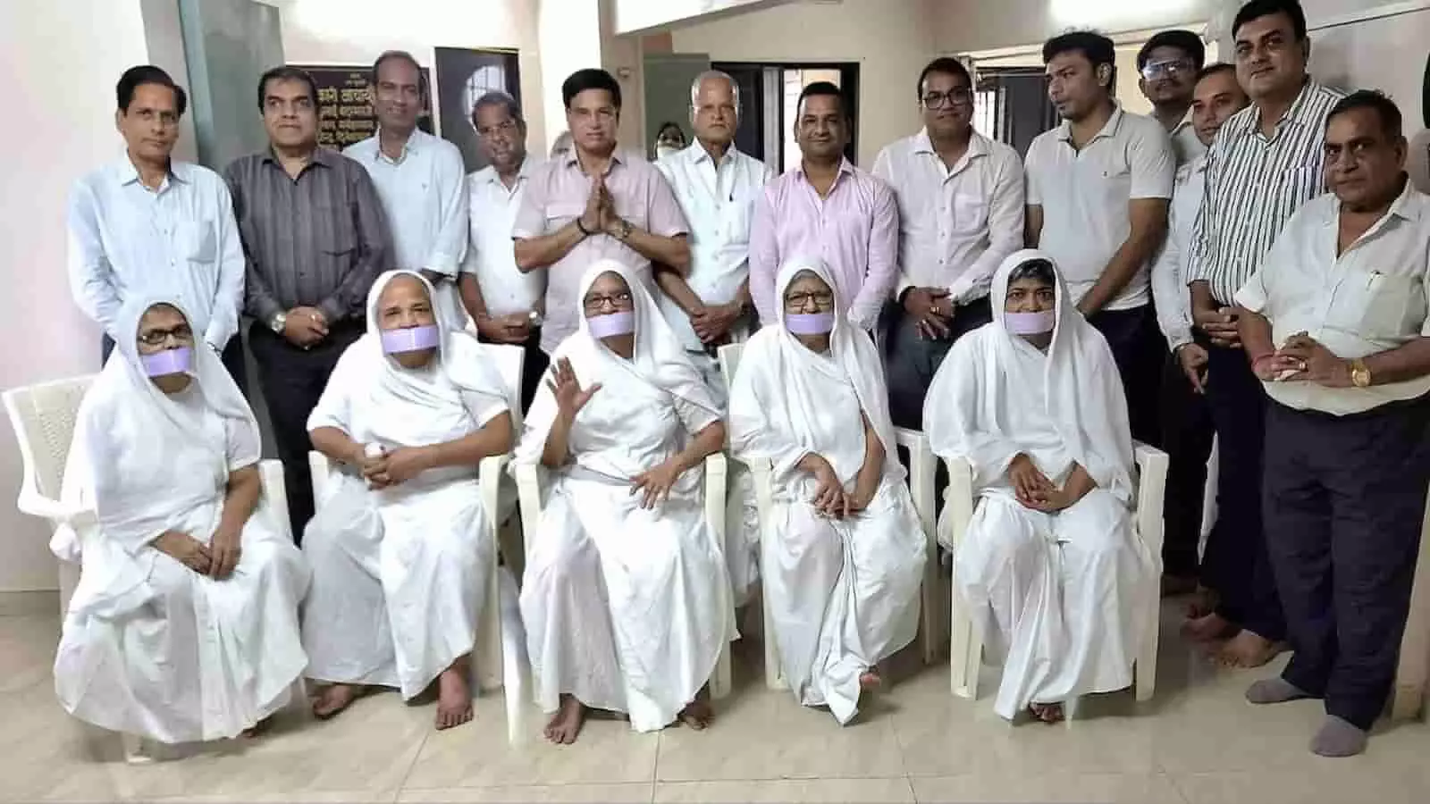 तस्वीर में दादर में साध्वी वृंद के दर्शन कर खड़े तेरापंथी सभा के पदाधिकारी और श्रावक दिख रहे हैं।