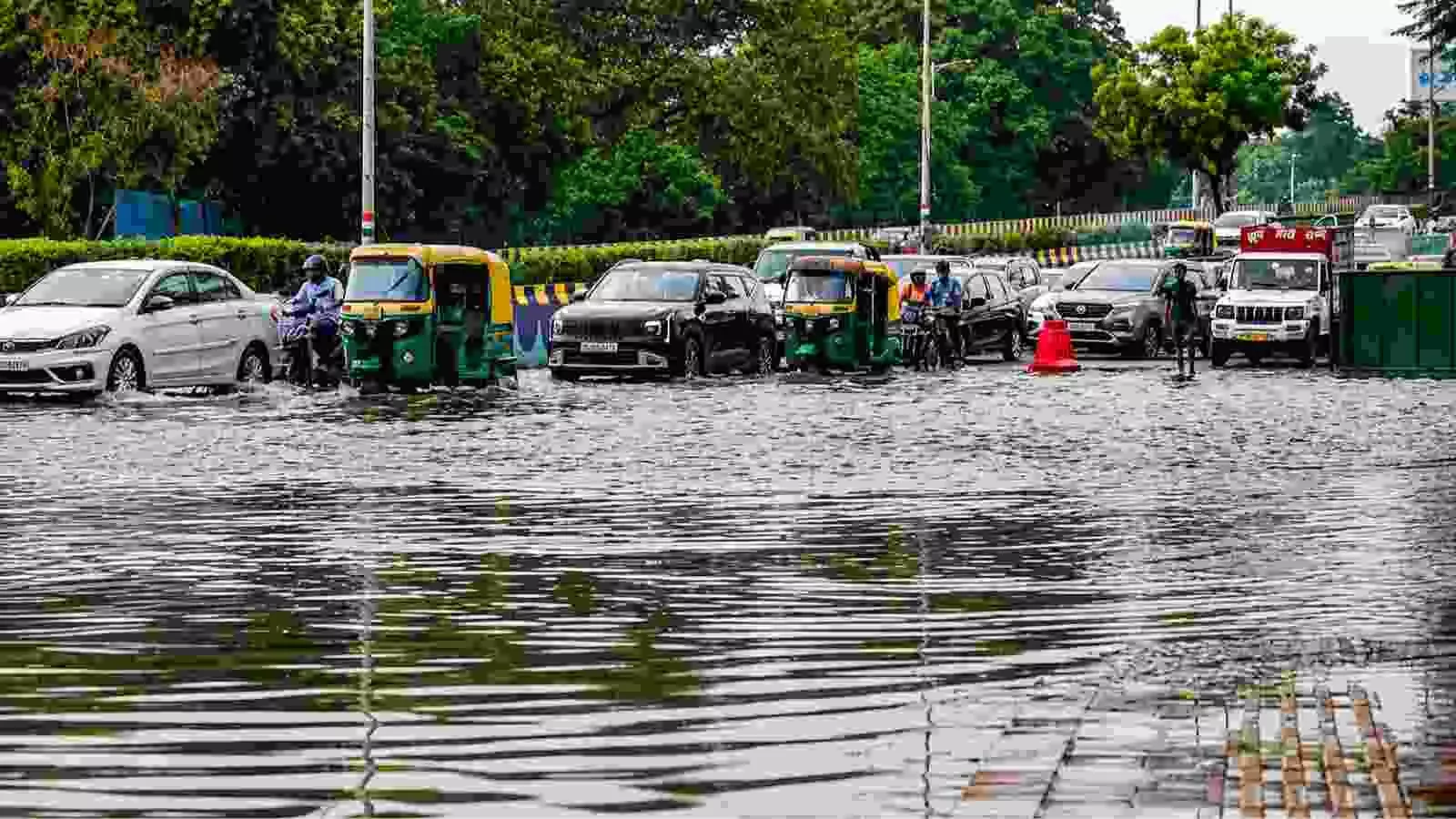 सड़क पर जमा बारिश का पानी और गुजरते हुए वाहन दिल्ली में, मानसून अलर्ट सड़क पर जमा बारिश का पानी और गुजरते हुए वाहन दिल्ली में, मानसून अलर्ट