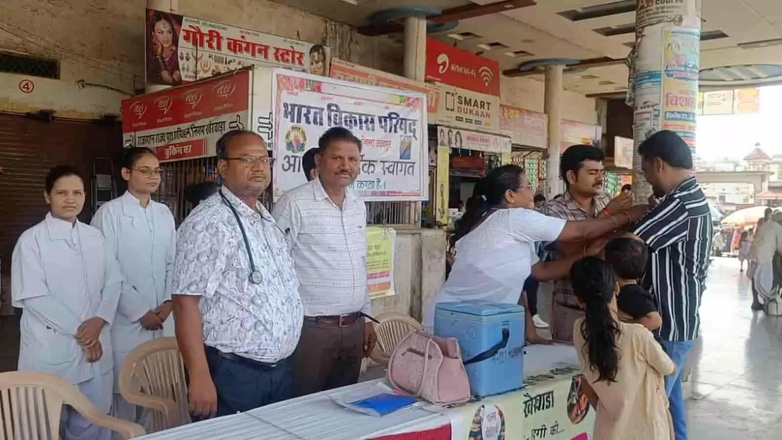 तस्वीर में पोलियो बूथ पर स्वास्थ्य कर्मी बच्चे को दवा पिलाते हुए दिख रहे हैं। तस्वीर में पोलियो बूथ पर स्वास्थ्य कर्मी बच्चे को दवा पिलाते हुए दिख रहे हैं।