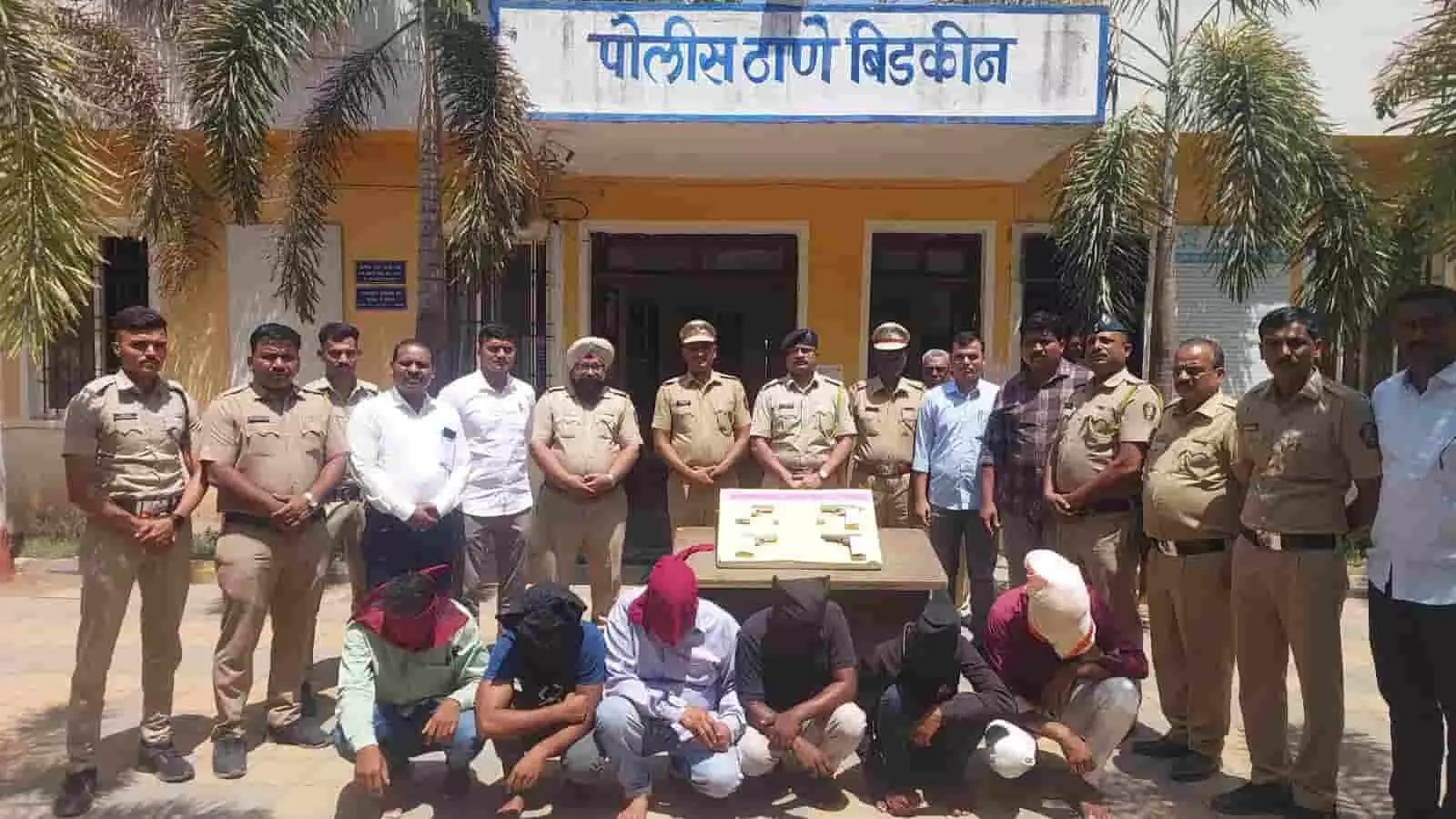 तस्वीर में पुलिस थाना बिडकीन के सामने पुलिसकर्मी और आरोपी जब्त देसी कट्टों के साथ दिख रहे हैं। तस्वीर में पुलिस थाना बिडकीन के सामने पुलिसकर्मी और आरोपी जब्त देसी कट्टों के साथ दिख रहे हैं।