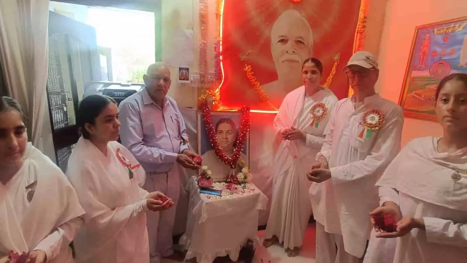 डीग सेवा केंद्र पर मातेश्वरी जगदम्बा सरस्वती के चित्र पर पुष्पांजलि अर्पित करते श्रद्धालु। डीग सेवा केंद्र पर मातेश्वरी जगदम्बा सरस्वती के चित्र पर पुष्पांजलि अर्पित करते श्रद्धालु।