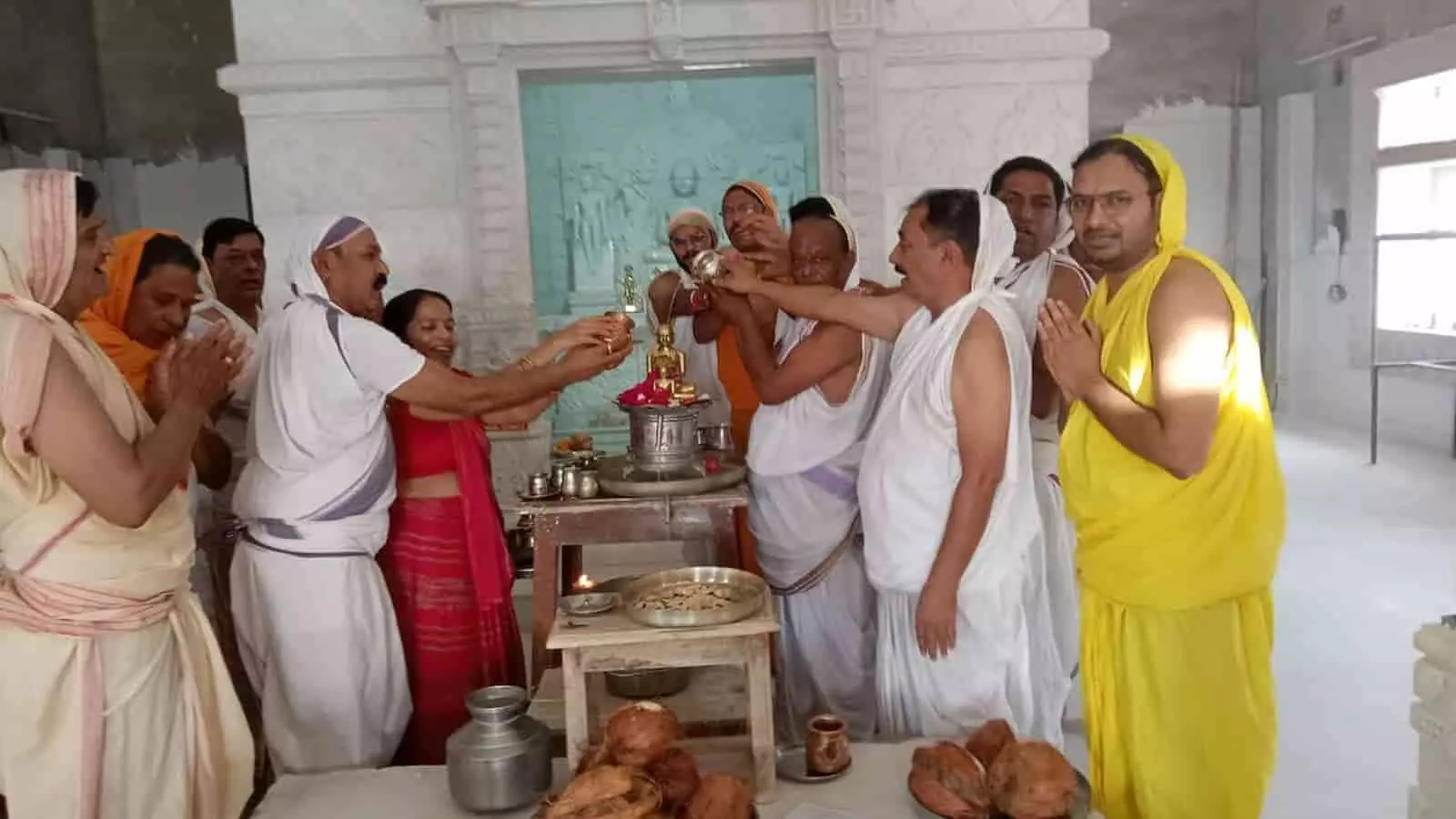 जैन मंदिर में भगवान की मूर्ति पर कलश से अभिषेक करते श्रद्धालु। जैन मंदिर में भगवान की मूर्ति पर कलश से अभिषेक करते श्रद्धालु।