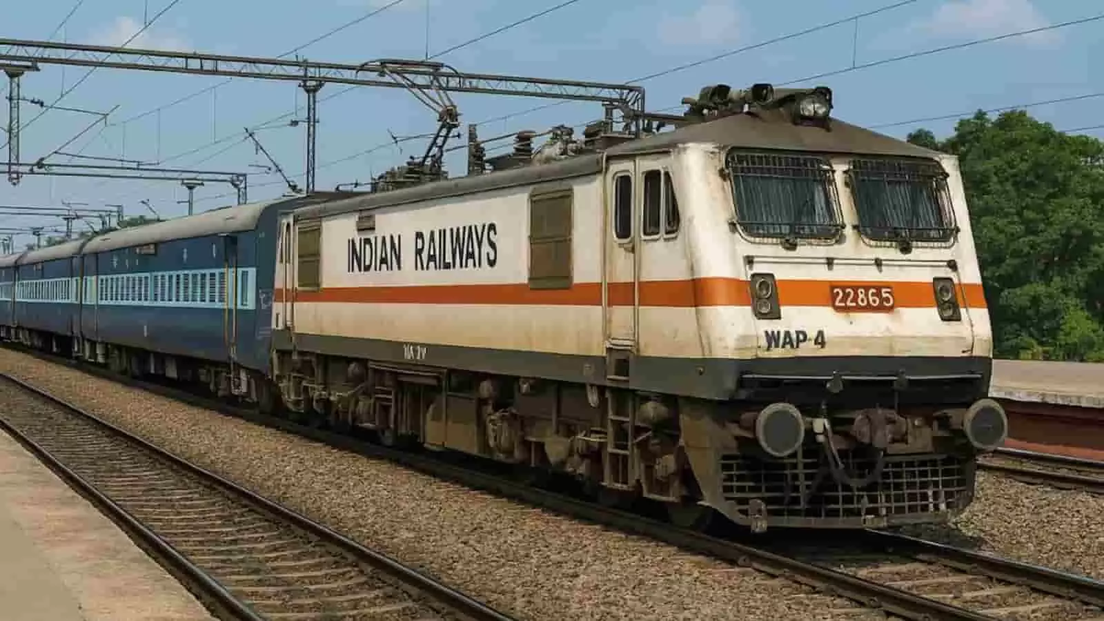 रेलवे ट्रैक पर खड़ी भारतीय रेलवे की एक पैसेंजर ट्रेन जिसमें WAP-4 इलेक्ट्रिक लोकोमोटिव इंजन लगा है। रेलवे ट्रैक पर खड़ी भारतीय रेलवे की एक पैसेंजर ट्रेन जिसमें WAP-4 इलेक्ट्रिक लोकोमोटिव इंजन लगा है।
