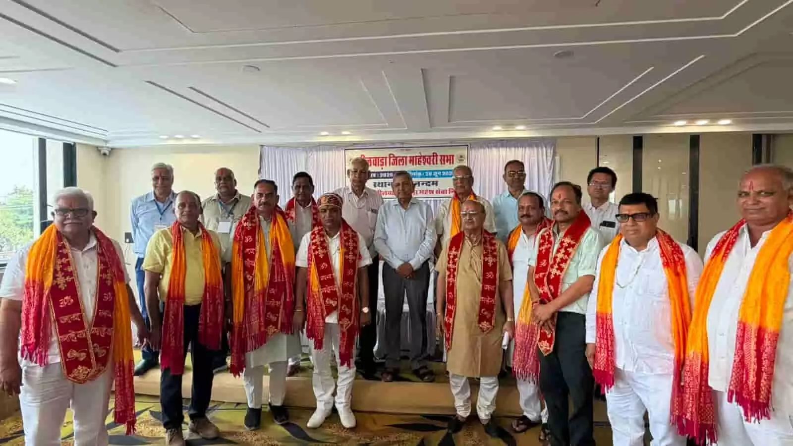 भीलवाड़ा में आयोजित समाज के कार्यक्रम में मंच पर उपस्थित पदाधिकारी और संबोधित करते मुख्य अतिथि। भीलवाड़ा में आयोजित समाज के कार्यक्रम में मंच पर उपस्थित पदाधिकारी और संबोधित करते मुख्य अतिथि।
