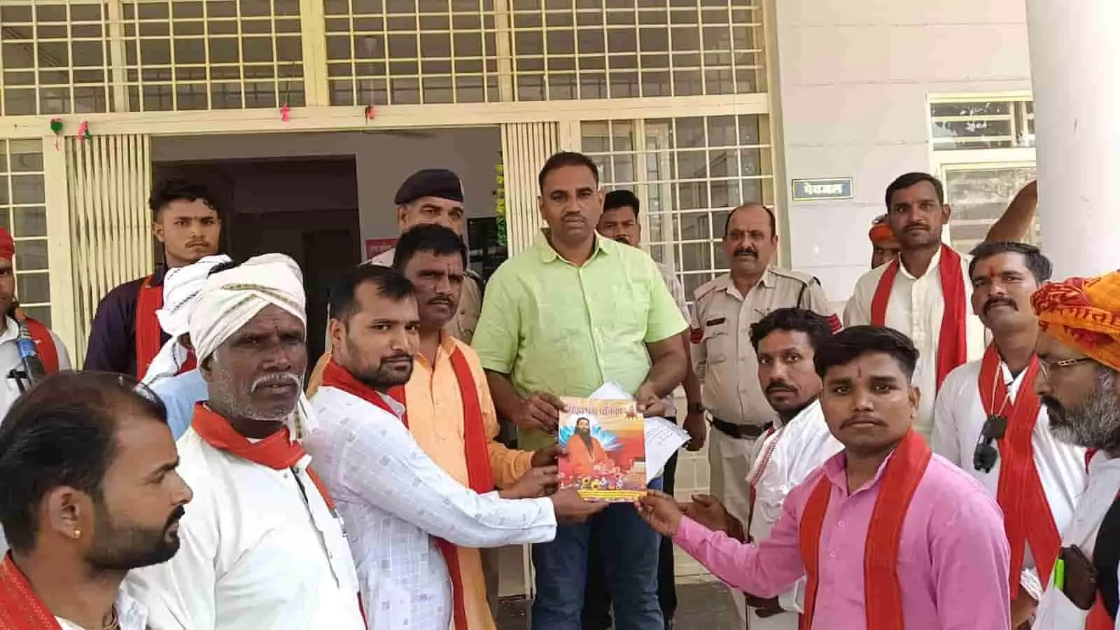 रीठी थाना परिसर में पुलिस अधिकारी को ज्ञापन सौंपते भगवती मानव कल्याण संगठन के कार्यकर्ता। रीठी थाना परिसर में पुलिस अधिकारी को ज्ञापन सौंपते भगवती मानव कल्याण संगठन के कार्यकर्ता।