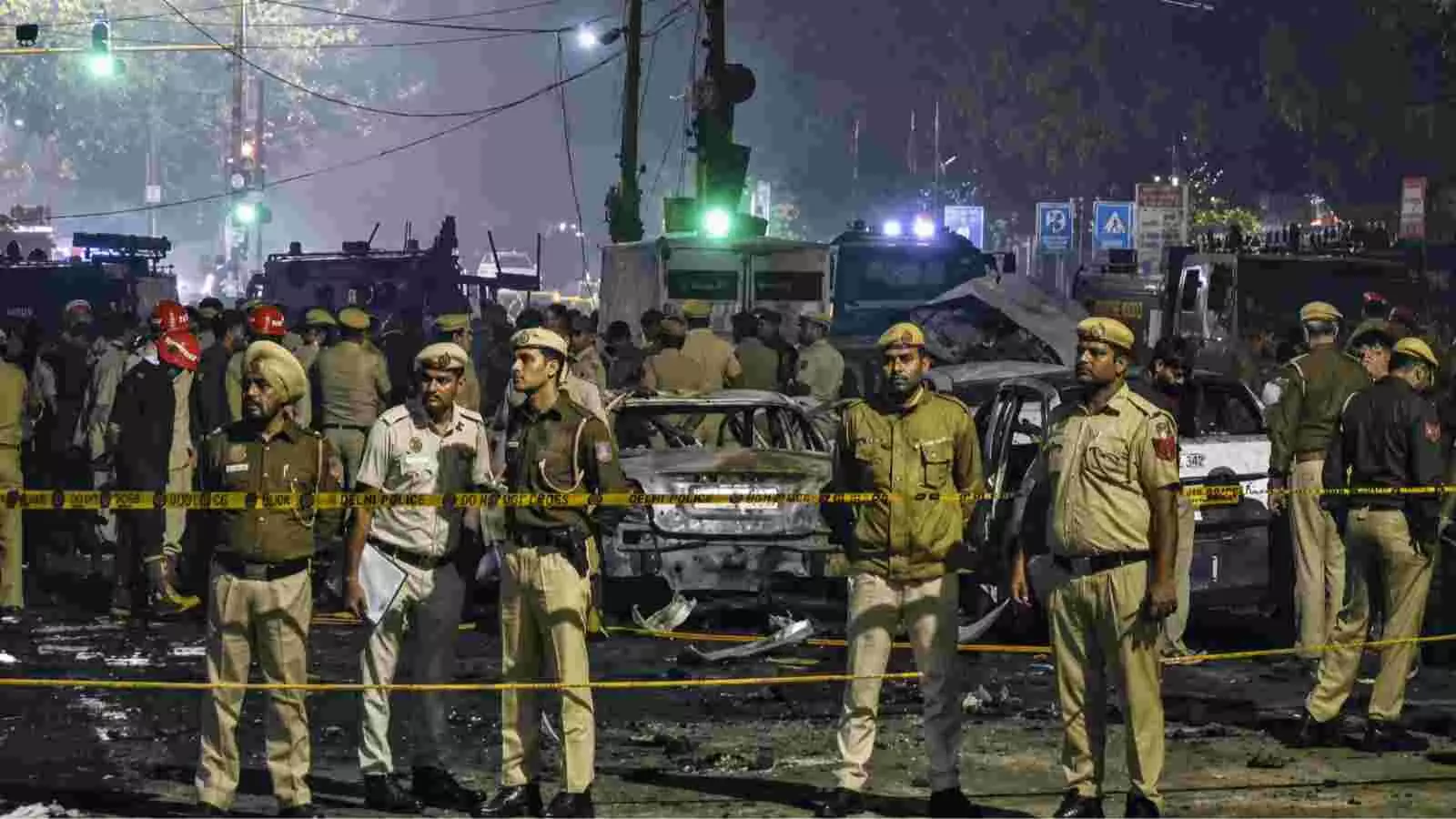 पुलिस कर्मी दिल्ली में लाल किला धमाका स्थल पर घटनास्थल की जांच कर रहे हैं। पुलिस कर्मी दिल्ली में लाल किला धमाका स्थल पर घटनास्थल की जांच कर रहे हैं।