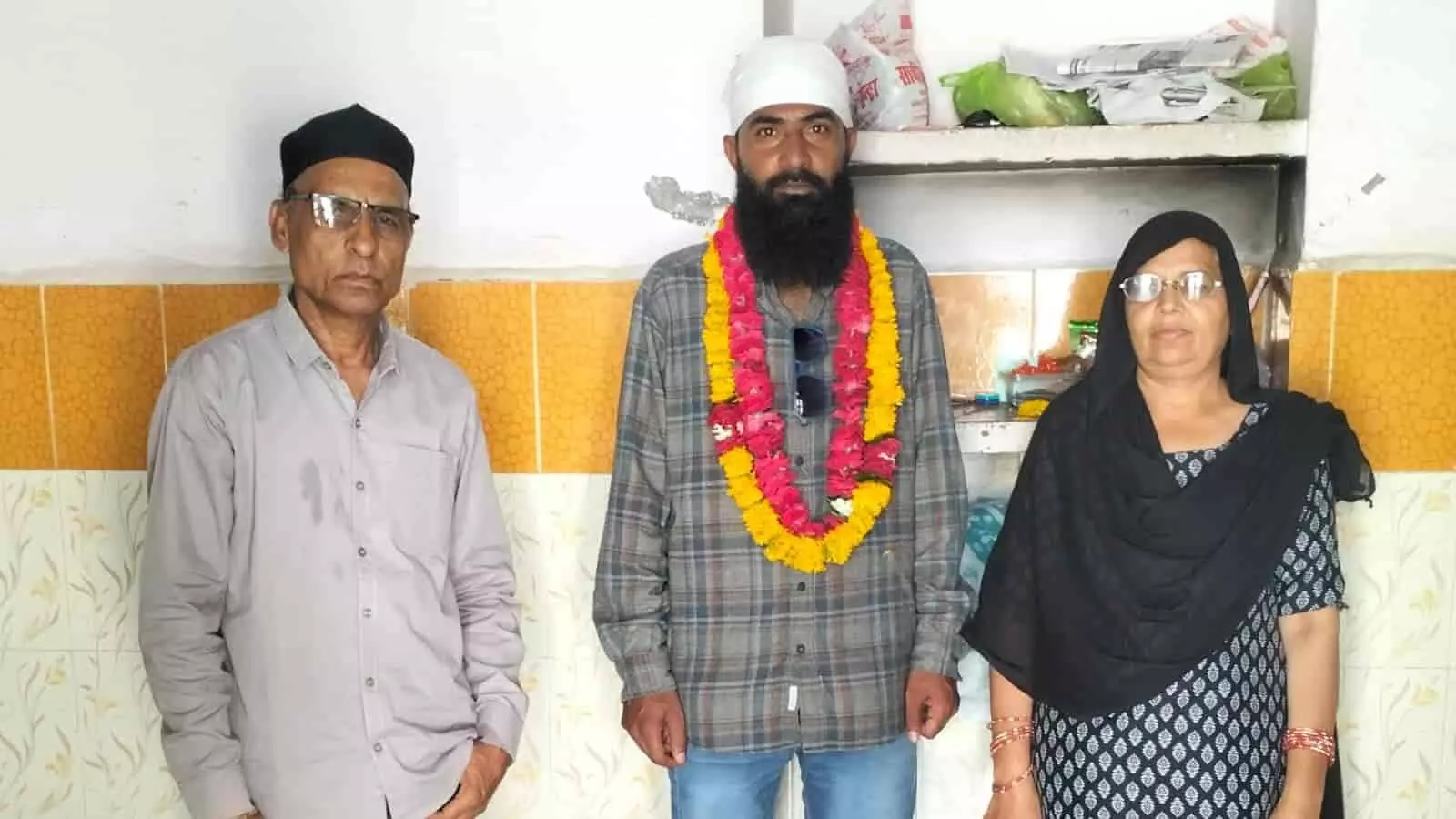 तस्वीर में फूलों की माला पहने अल्ताफ खांन पठान मुबारिक-अजनबी और फिरोजा बेगम के साथ आमेट में उमराह यात्रा के स्वागत समारोह के दौरान खड़े हैं। तस्वीर में फूलों की माला पहने अल्ताफ खांन पठान मुबारिक-अजनबी और फिरोजा बेगम के साथ आमेट में उमराह यात्रा के स्वागत समारोह के दौरान खड़े हैं।