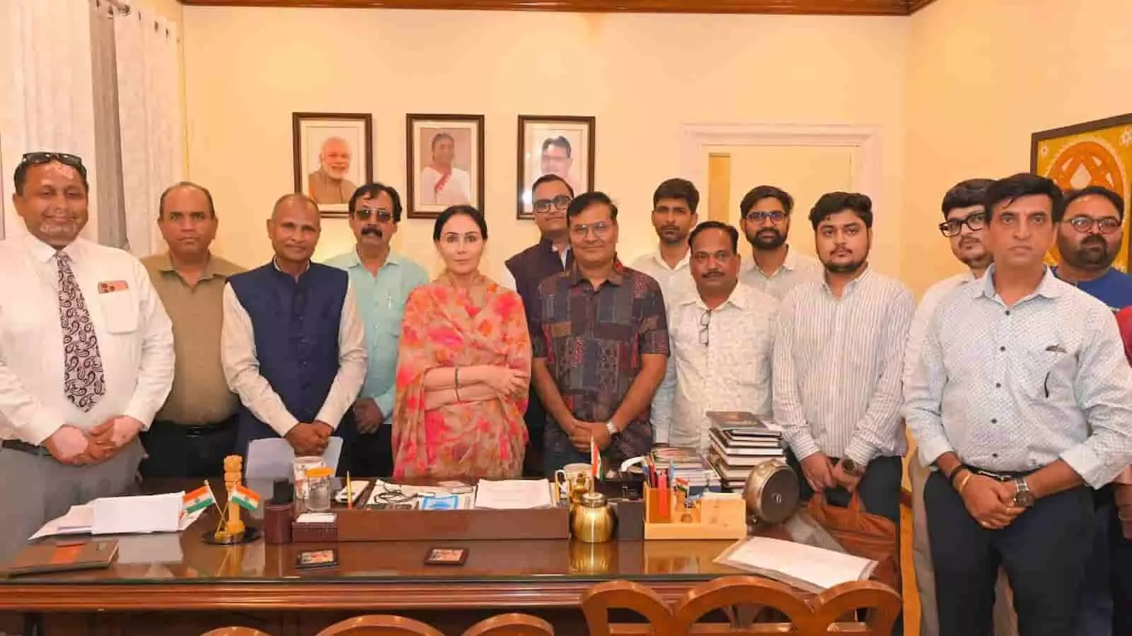 तस्वीर में उपमुख्यमंत्री दिया कुमारी होटल फेडरेशन ऑफ राजस्थान के प्रतिनिधिमंडल के साथ जयपुर में मुलाकात के दौरान खड़ी हैं। तस्वीर में उपमुख्यमंत्री दिया कुमारी होटल फेडरेशन ऑफ राजस्थान के प्रतिनिधिमंडल के साथ जयपुर में मुलाकात के दौरान खड़ी हैं।