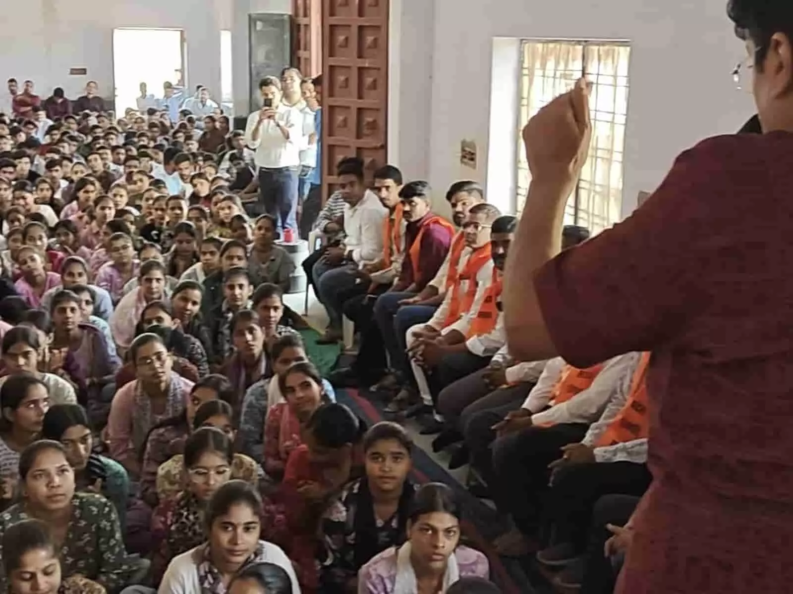 झालावाड़ में आयोजित कैरियर गाइडेंस सेमिनार के दौरान वक्ता को सुनते ग्रामीण क्षेत्र के विद्यार्थी। झालावाड़ में आयोजित कैरियर गाइडेंस सेमिनार के दौरान वक्ता को सुनते ग्रामीण क्षेत्र के विद्यार्थी।