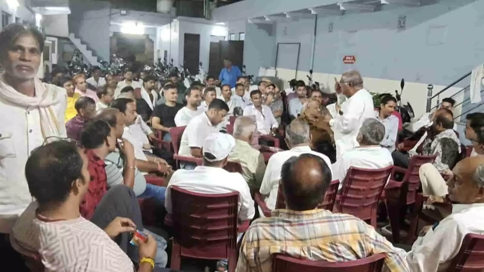 तस्वीर में दिख रही धर्मशाला के सभागार में सर्राफा संघ की बैठक के दौरान चर्चा करते हुए कई व्यापारी। तस्वीर में दिख रही धर्मशाला के सभागार में सर्राफा संघ की बैठक के दौरान चर्चा करते हुए कई व्यापारी।