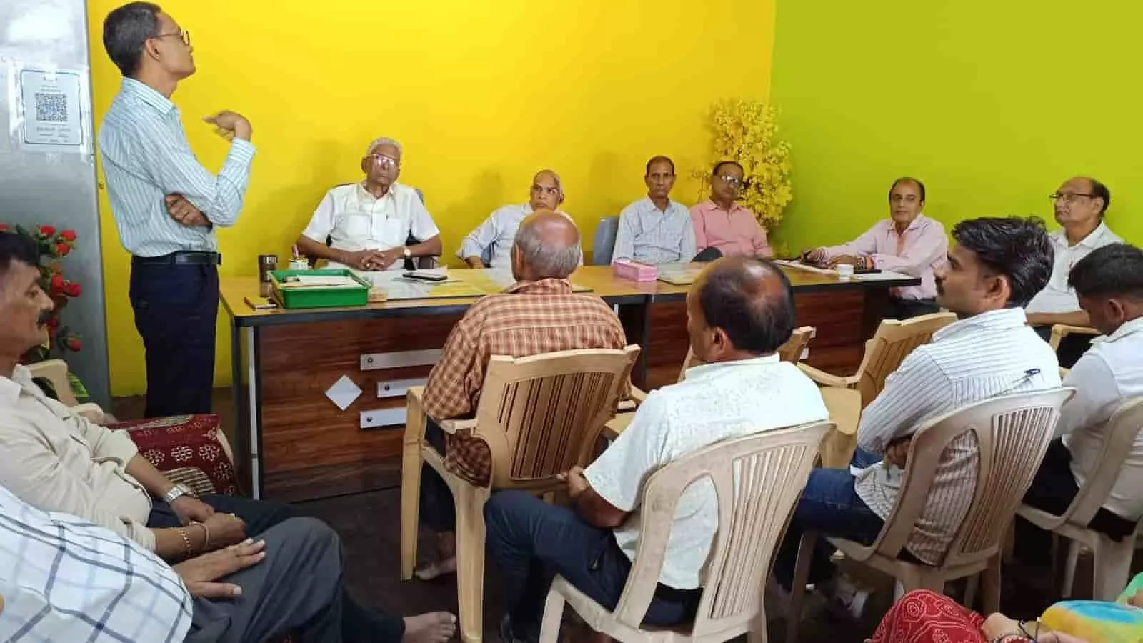 तस्वीर में वर्धमान पब्लिक स्कूल नयागाँव की वार्षिक बैठक में चर्चा करते ट्रस्ट और स्टाफ के सदस्य दिख रहे हैं। तस्वीर में वर्धमान पब्लिक स्कूल नयागाँव की वार्षिक बैठक में चर्चा करते ट्रस्ट और स्टाफ के सदस्य दिख रहे हैं।