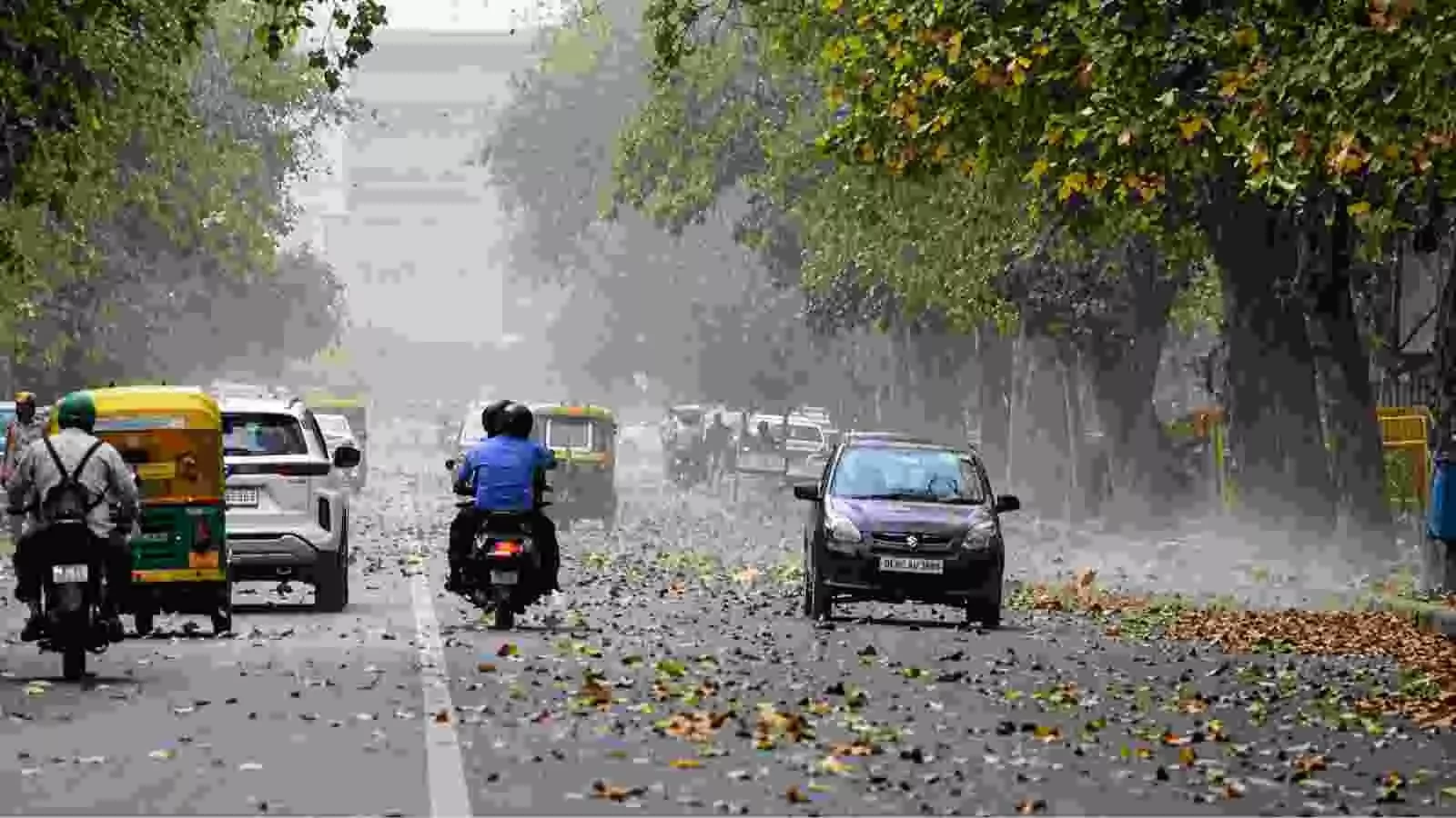सड़क पर वाहन चलते हुए और मौसम बदलने के बीच दिल्ली का दृश्य। सड़क पर वाहन चलते हुए और मौसम बदलने के बीच दिल्ली का दृश्य।