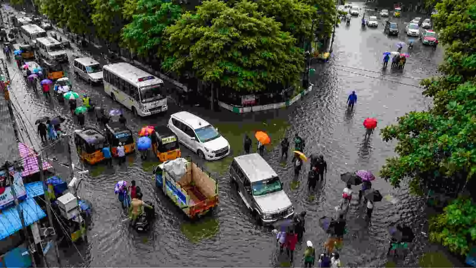 सड़क पर जमा पानी और वाहन चलते हुए दक्षिण भारत में मानसून के दौरान। सड़क पर जमा पानी और वाहन चलते हुए दक्षिण भारत में मानसून के दौरान।