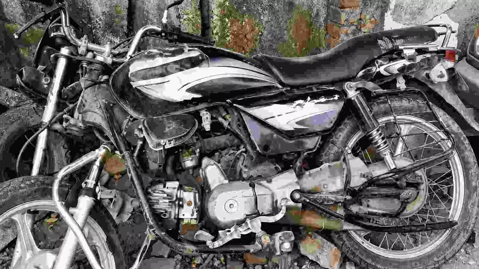 उत्तम नगर में सड़क हादसे के बाद सड़क किनारे क्षतिग्रस्त बाइक खड़ी है। उत्तम नगर में सड़क हादसे के बाद सड़क किनारे क्षतिग्रस्त बाइक खड़ी है।