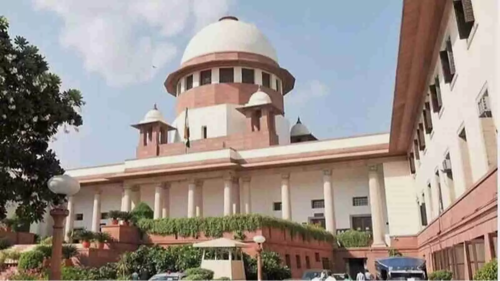 नई दिल्ली में स्थित भारत का सर्वोच्च न्यायालय भवन का मुख्य द्वार। नई दिल्ली में स्थित भारत का सर्वोच्च न्यायालय भवन का मुख्य द्वार।