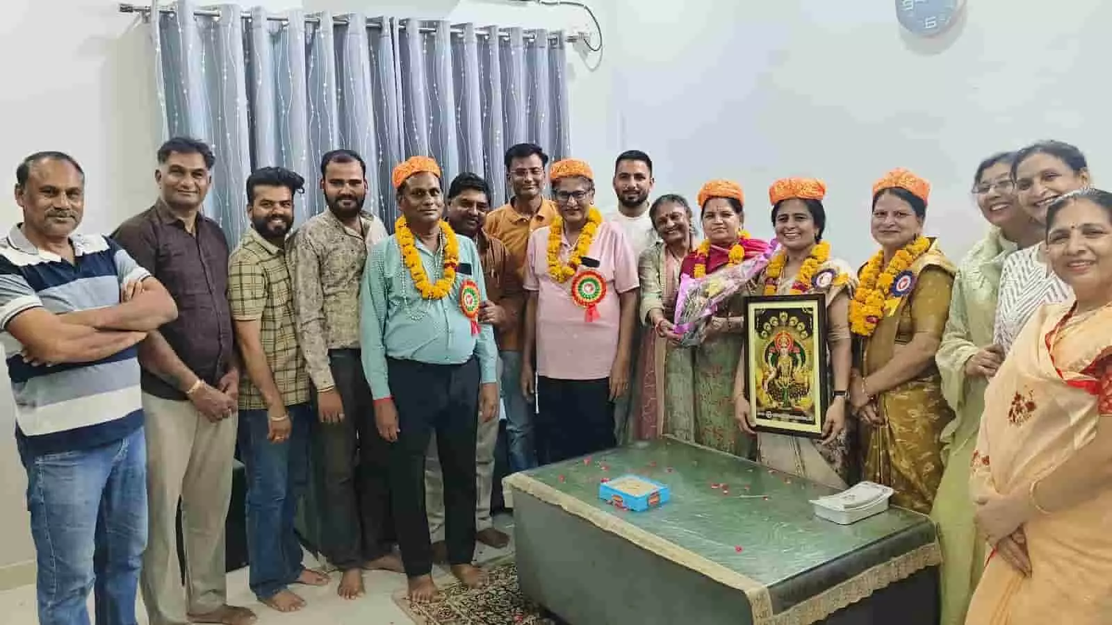 अखिल भारतीय वैश्य महासम्मेलन के सदस्य टोंक में जय मूंदड़ा के परिवार का सम्मान कर रहे हैं।