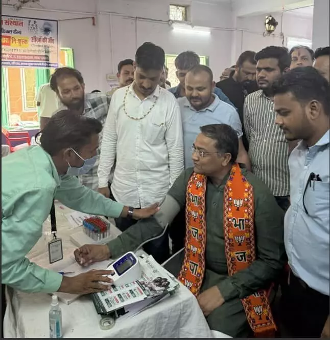 स्वास्थ्य कर्मी संजय नगर कोटा में भाजपा नेता का ब्लड प्रेशर जांच रहे हैं। स्वास्थ्य कर्मी संजय नगर कोटा में भाजपा नेता का ब्लड प्रेशर जांच रहे हैं।
