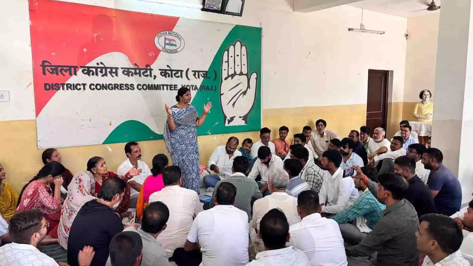 कोटा कांग्रेस कार्यालय में अध्यक्ष राखी गौतम वार्ड अध्यक्षों की बैठक को संबोधित कर रही हैं। कोटा कांग्रेस कार्यालय में अध्यक्ष राखी गौतम वार्ड अध्यक्षों की बैठक को संबोधित कर रही हैं।