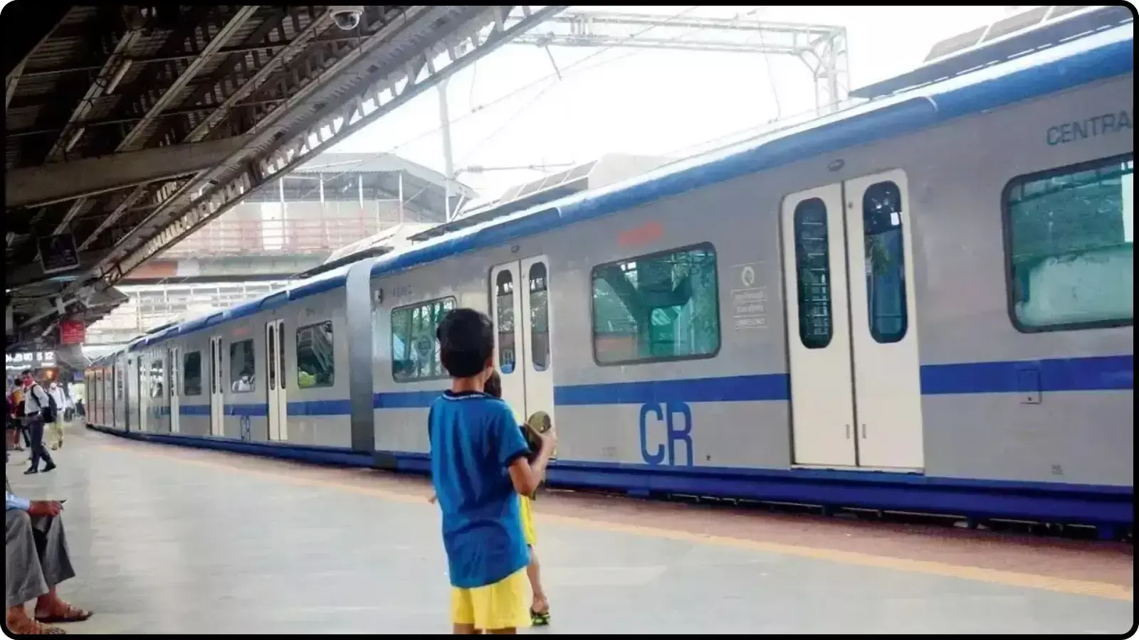 रेलवे स्टेशन के प्लेटफॉर्म पर खड़ी नीली पट्टी वाली एसी लोकल ट्रेन मुंबई में उपनगरीय यात्रा के संदर्भ में। रेलवे स्टेशन के प्लेटफॉर्म पर खड़ी नीली पट्टी वाली एसी लोकल ट्रेन मुंबई में उपनगरीय यात्रा के संदर्भ में।