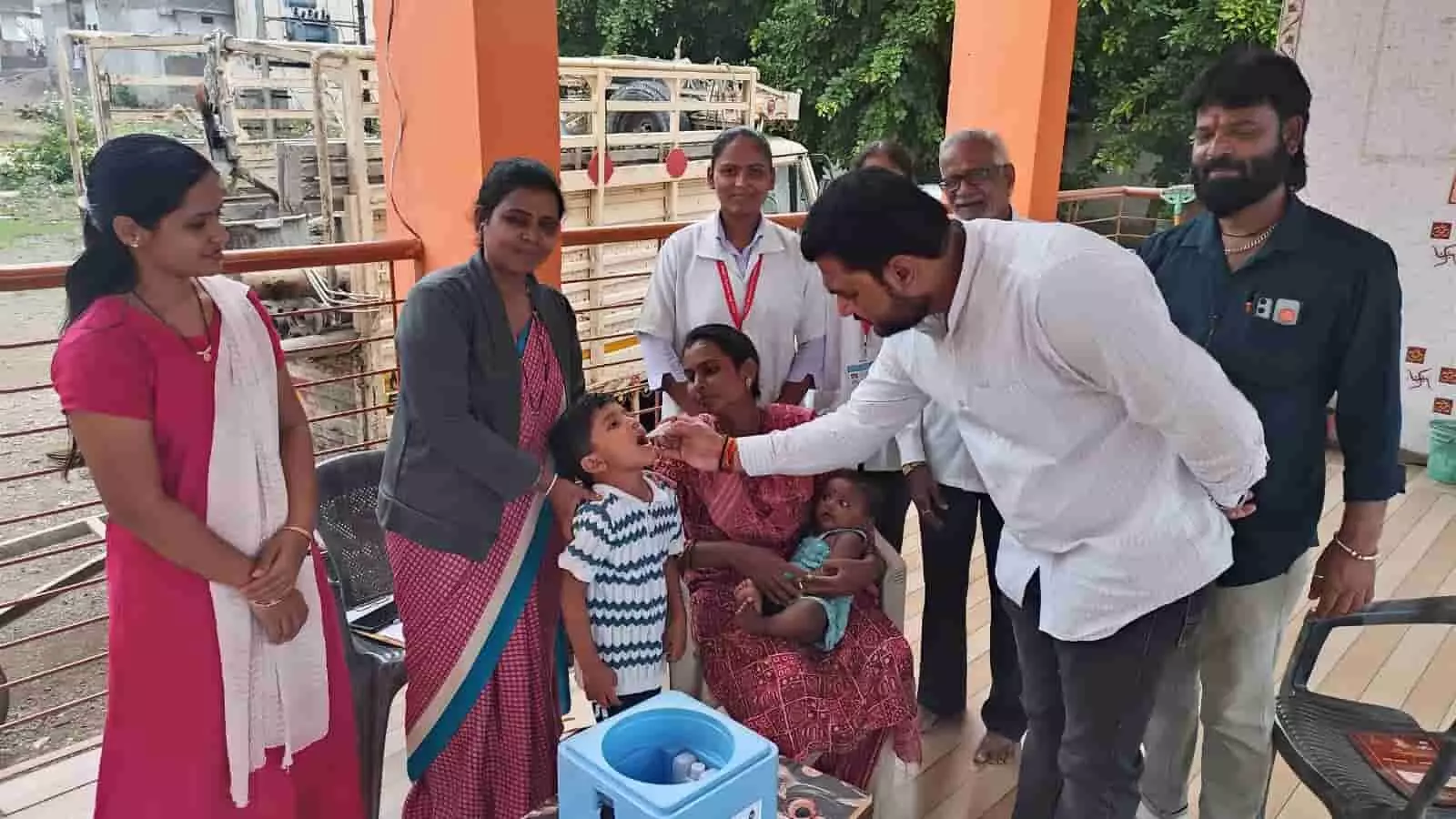 जालना में जनप्रतिनिधि बच्चे को पोलियो की दवा पिलाते हुए, साथ में स्वास्थ्य टीम मौजूद। जालना में जनप्रतिनिधि बच्चे को पोलियो की दवा पिलाते हुए, साथ में स्वास्थ्य टीम मौजूद।