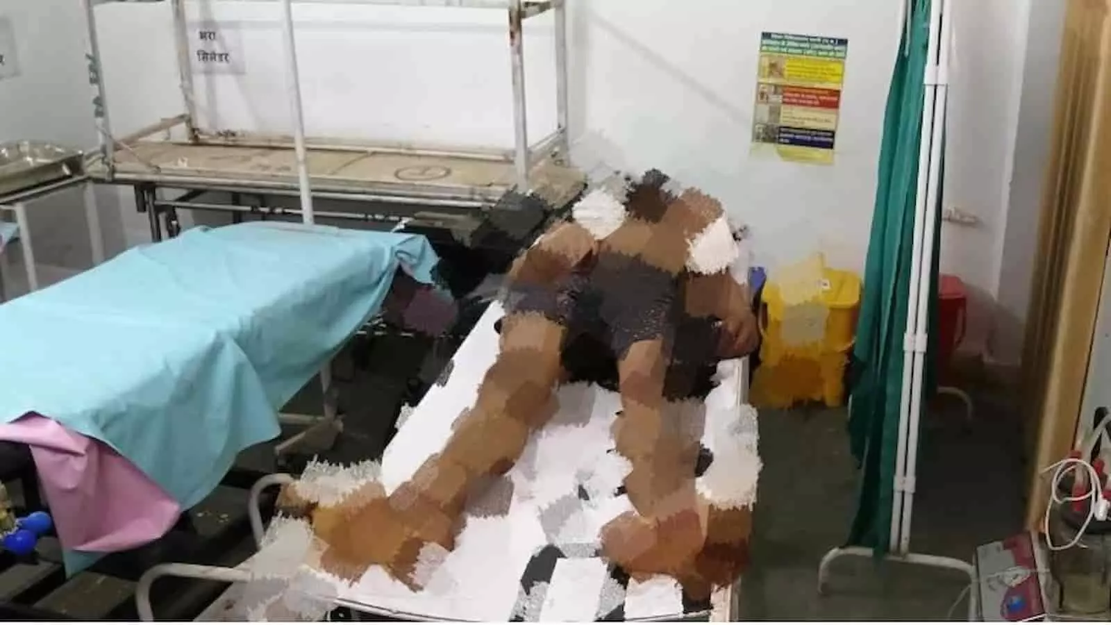 अस्पताल के स्ट्रेचर पर लेटा हुआ व्यक्ति, जिसका इलाज के दौरान निधन हुआ। अस्पताल के स्ट्रेचर पर लेटा हुआ व्यक्ति, जिसका इलाज के दौरान निधन हुआ।