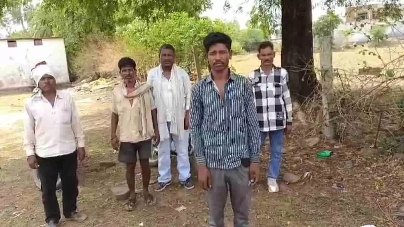घटनास्थल पर खड़े पांच पुरुष जो कटनी जिले के रीठी के निवासी हैं। घटनास्थल पर खड़े पांच पुरुष जो कटनी जिले के रीठी के निवासी हैं।