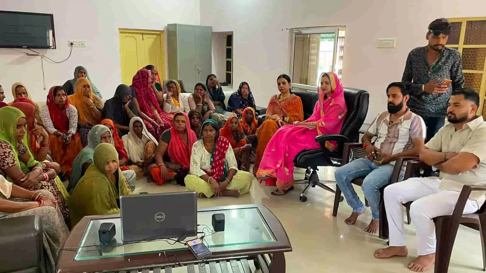 केलवा पंचायत भवन में लैपटॉप के सामने बैठे ग्रामीण और जनप्रतिनिधि मन की बात सुन रहे हैं। केलवा पंचायत भवन में लैपटॉप के सामने बैठे ग्रामीण और जनप्रतिनिधि मन की बात सुन रहे हैं।