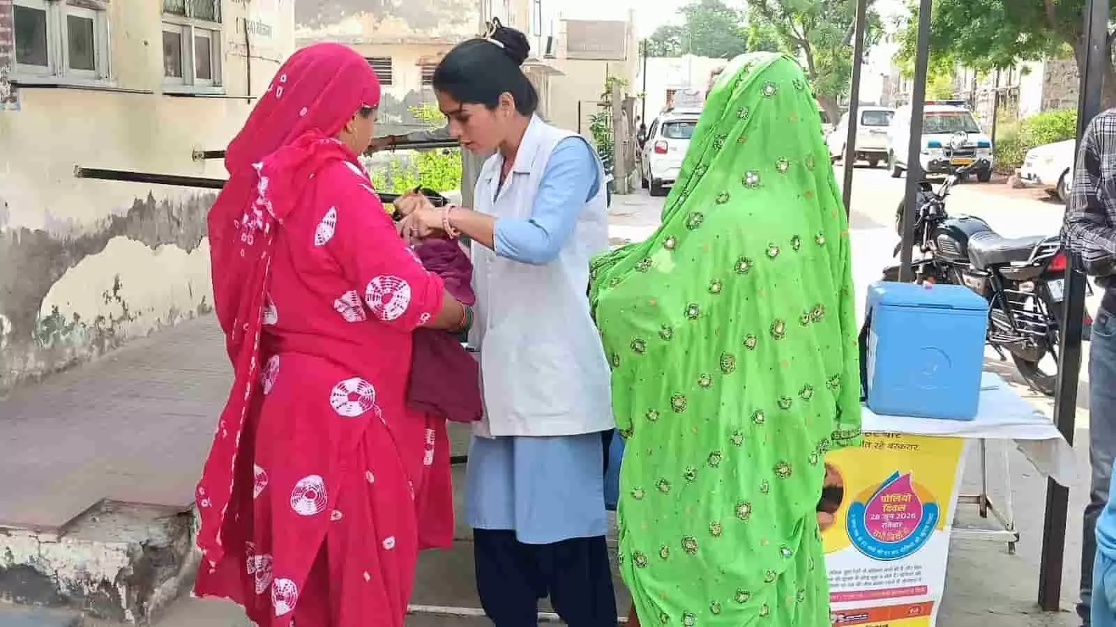 तस्वीर में स्वास्थ्य कार्यकर्ता द्वारा पोलियो बूथ पर एक बच्चे को पोलियोरोधी दवा पिलाई जा रही है। तस्वीर में स्वास्थ्य कार्यकर्ता द्वारा पोलियो बूथ पर एक बच्चे को पोलियोरोधी दवा पिलाई जा रही है।