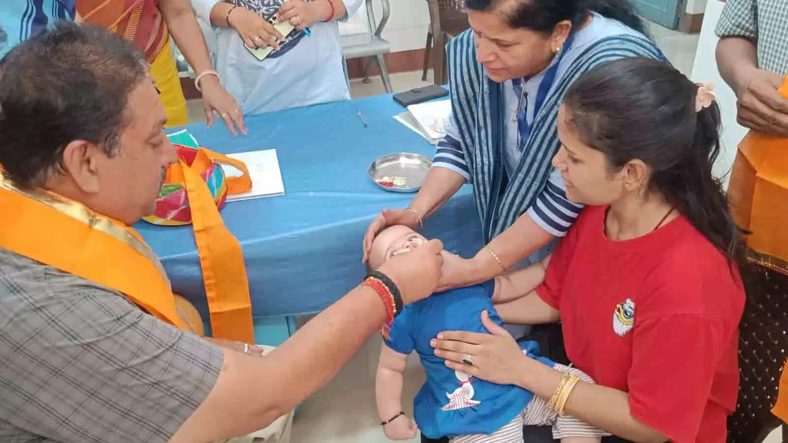 विधायक सुरेंद्र सिंह राठौड़ आगरिया में एक बच्चे को पोलियो दवा पिला रहे हैं। विधायक सुरेंद्र सिंह राठौड़ आगरिया में एक बच्चे को पोलियो दवा पिला रहे हैं।