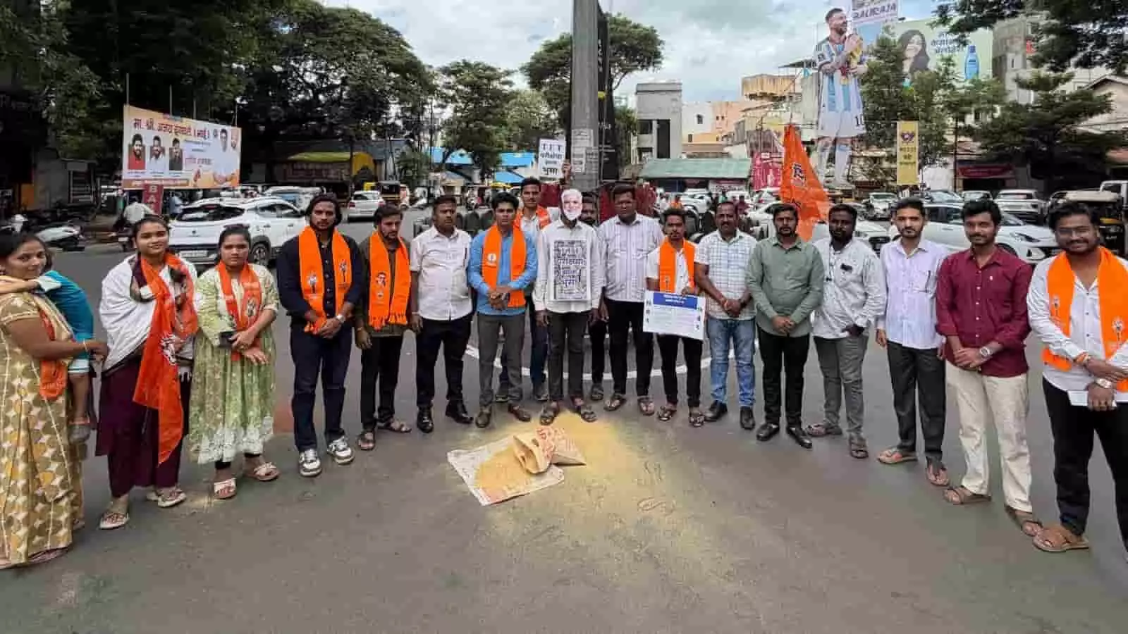 कोल्हापुर के मिरजकर तिकटी पर टीईटी पेपर लीक के विरोध में युवा सेना कार्यकर्ता।