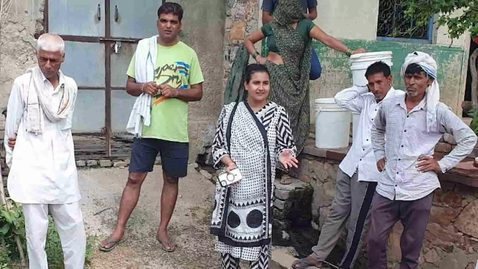 प्रशासक भाग्यश्री मीणा दीवली गांव में ग्रामीणों के साथ चर्चा कर रही हैं।