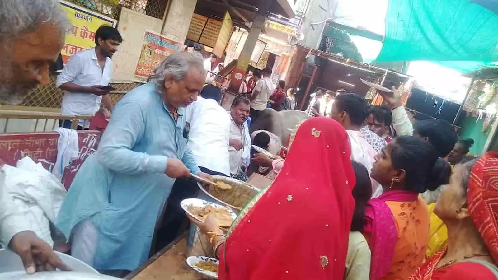 इंदरगढ़ माता भवन के बाहर श्रद्धालुओं को भंडारे की प्रसादी बांटते सेवादार। इंदरगढ़ माता भवन के बाहर श्रद्धालुओं को भंडारे की प्रसादी बांटते सेवादार।