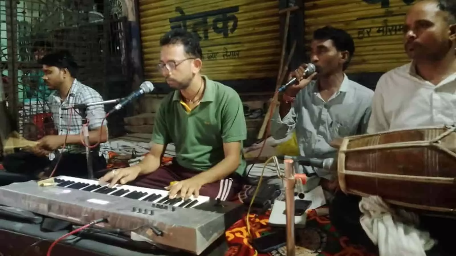 कोठी वाले हनुमान जी मंदिर में कलाकार संगीत वाद्ययंत्रों के साथ भजन गा रहे हैं।