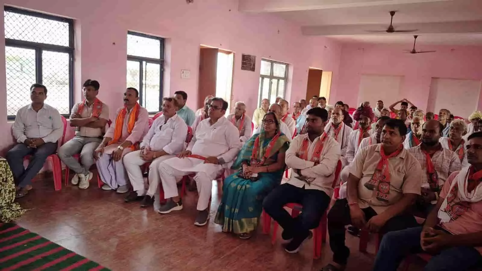 कुंडेरा में भाजपा कार्यकर्ताओं ने सुना 'मन की बात' कार्यक्रम