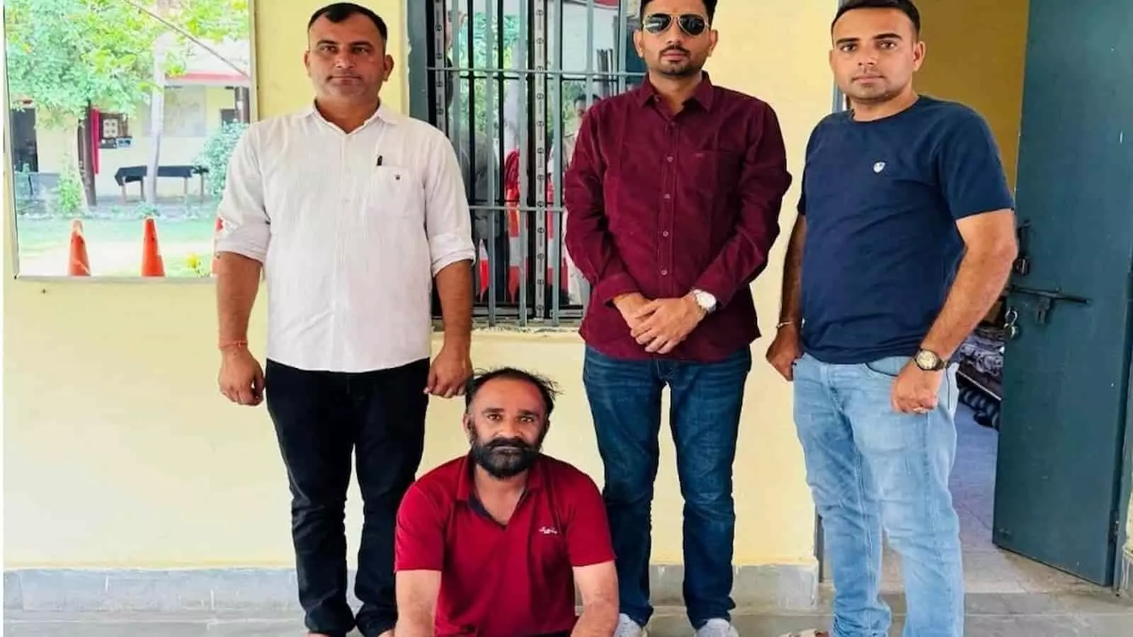 जालोर में पुलिस टीम की हिरासत में बैठा ड्रग तस्कर जालम सिंह।