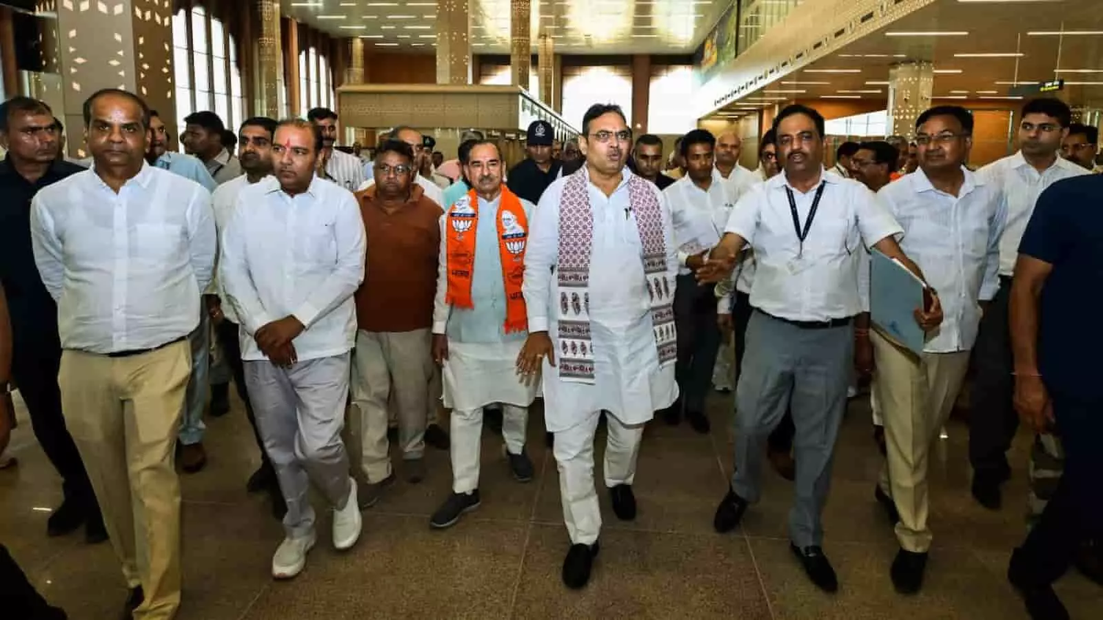 मुख्यमंत्री भजनलाल शर्मा अधिकारियों के साथ जोधपुर एयरपोर्ट के नवीन टर्मिनल का निरीक्षण कर रहे हैं।