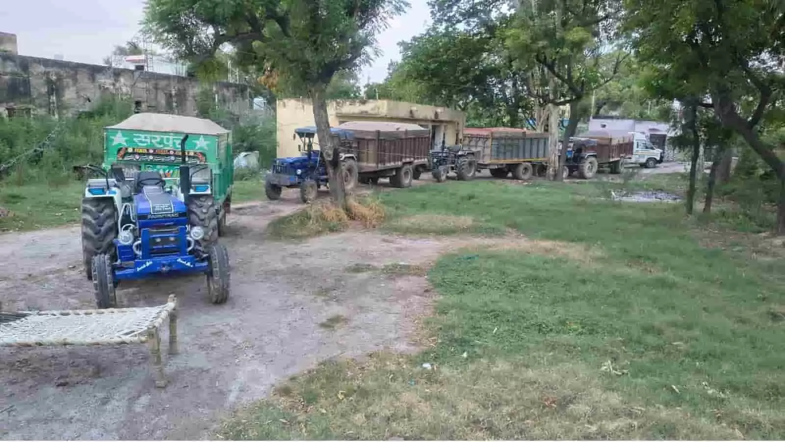 डीग पुलिस द्वारा जब्त किए गए अवैध खनन सामग्री से लदे ट्रैक्टर और ट्रॉलियां। डीग पुलिस द्वारा जब्त किए गए अवैध खनन सामग्री से लदे ट्रैक्टर और ट्रॉलियां।