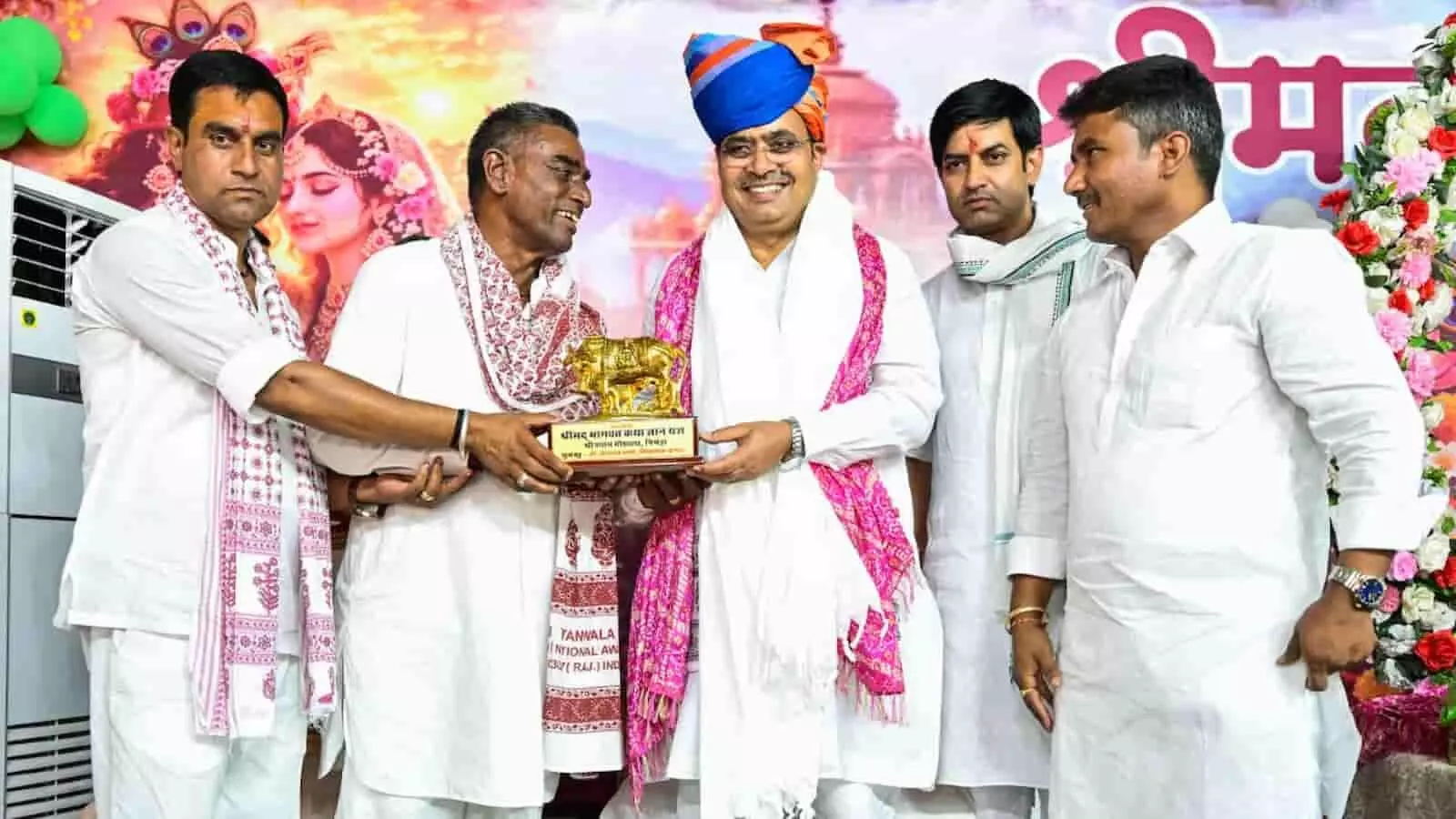 मुख्यमंत्री भजनलाल शर्मा जयपुर में आयोजित कार्यक्रम में एक प्रतीक चिन्ह स्वीकार कर रहे हैं।