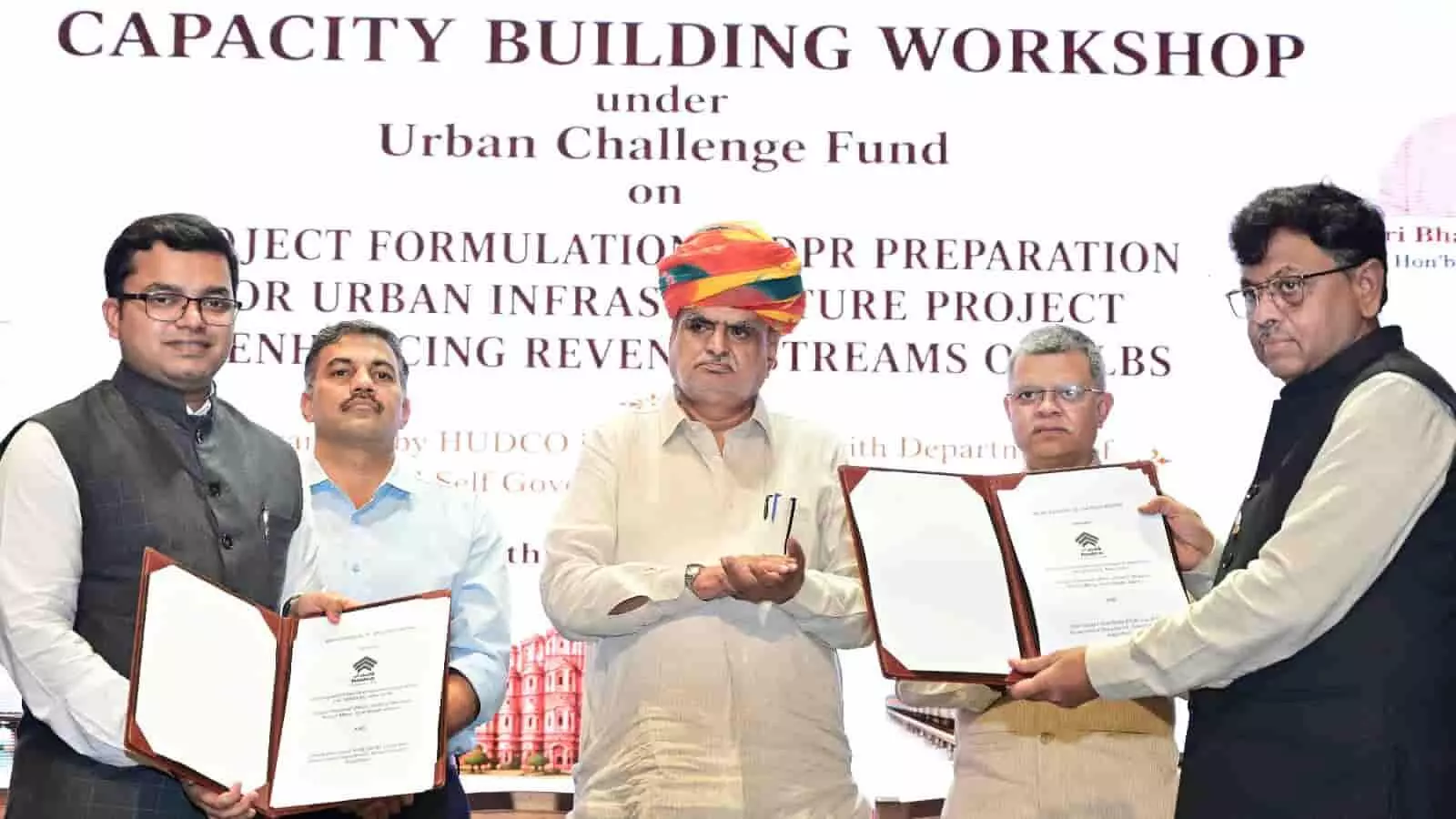 जयपुर में स्वायत्त शासन विभाग और हुडको के बीच एमओयू साझा करते अधिकारी।