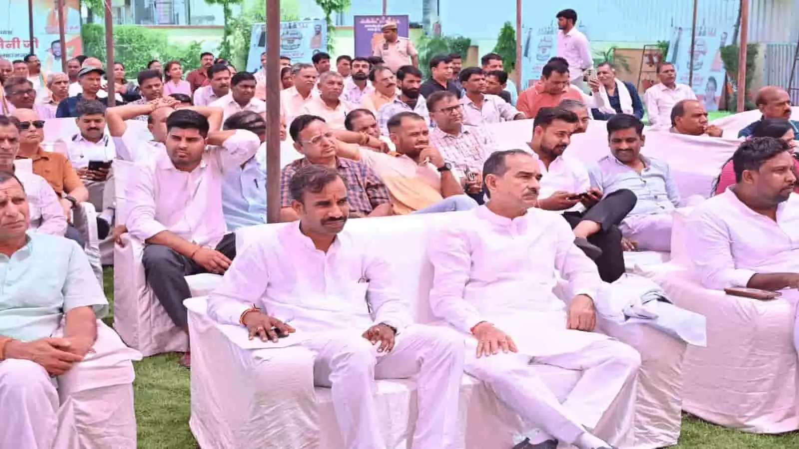 जयपुर में मन की बात कार्यक्रम सुनते भाजपा अध्यक्ष मदन राठौड़ और कार्यकर्ता।
