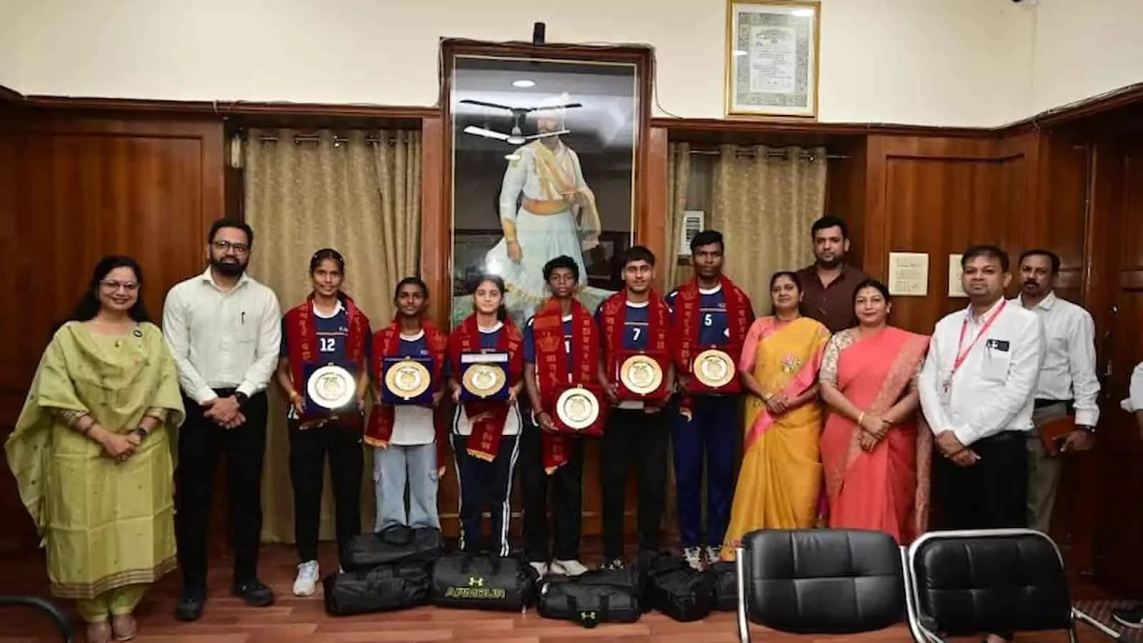 एचसीएलफाउंडेशन और नागपुर नगर निगम के अधिकारी खिलाड़ियों और प्रशिक्षकों के साथ एक औपचारिक कार्यक्रम में।