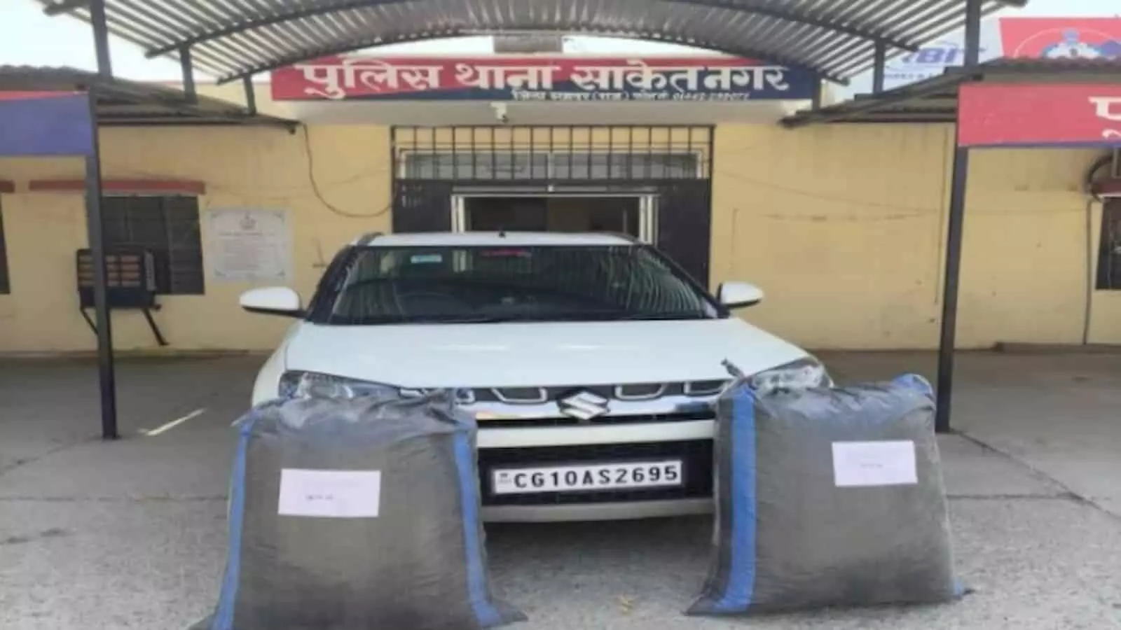 ब्यावर में पुलिस टीम बरामद मादक पदार्थ और जब्त कार के साथ खड़ी है।