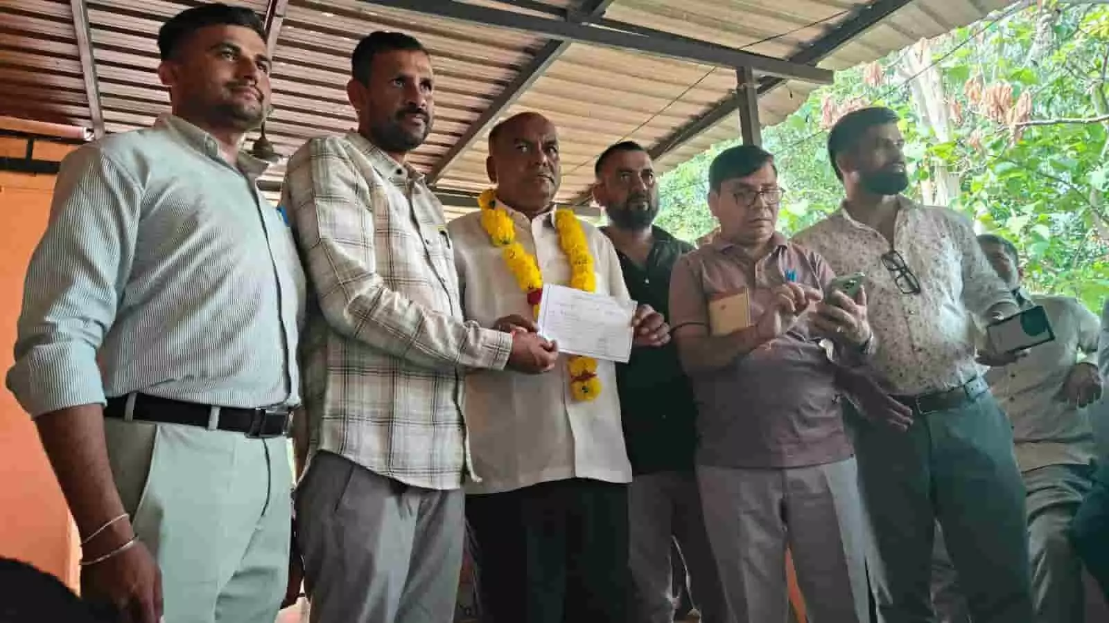 प्रमाण-पत्र पकड़े अध्यक्ष प्रकाश कलाल और उनके समर्थक खेरवाड़ा में चुनाव के बाद। प्रमाण-पत्र पकड़े अध्यक्ष प्रकाश कलाल और उनके समर्थक खेरवाड़ा में चुनाव के बाद।