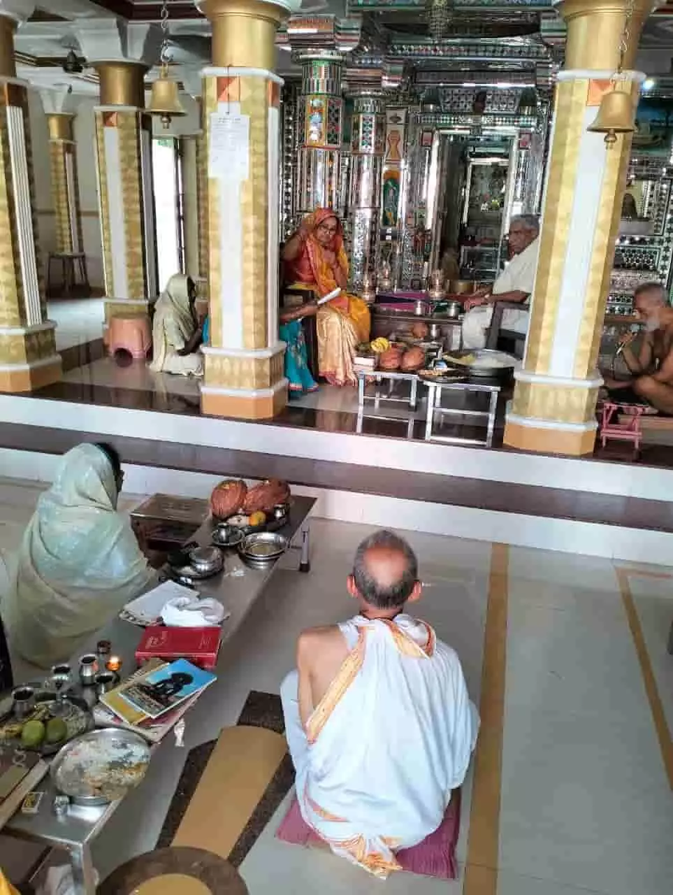 नयागांव जैन मंदिर में विधान के दौरान पूजा करते श्रद्धालु और मुनिश्री शैल नंदी। नयागांव जैन मंदिर में विधान के दौरान पूजा करते श्रद्धालु और मुनिश्री शैल नंदी।