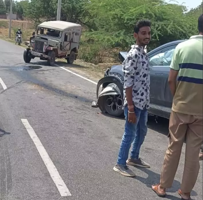 सड़क दुर्घटना के बाद क्षतिग्रस्त कार और जीप के पास खड़े लोग। सड़क दुर्घटना के बाद क्षतिग्रस्त कार और जीप के पास खड़े लोग।